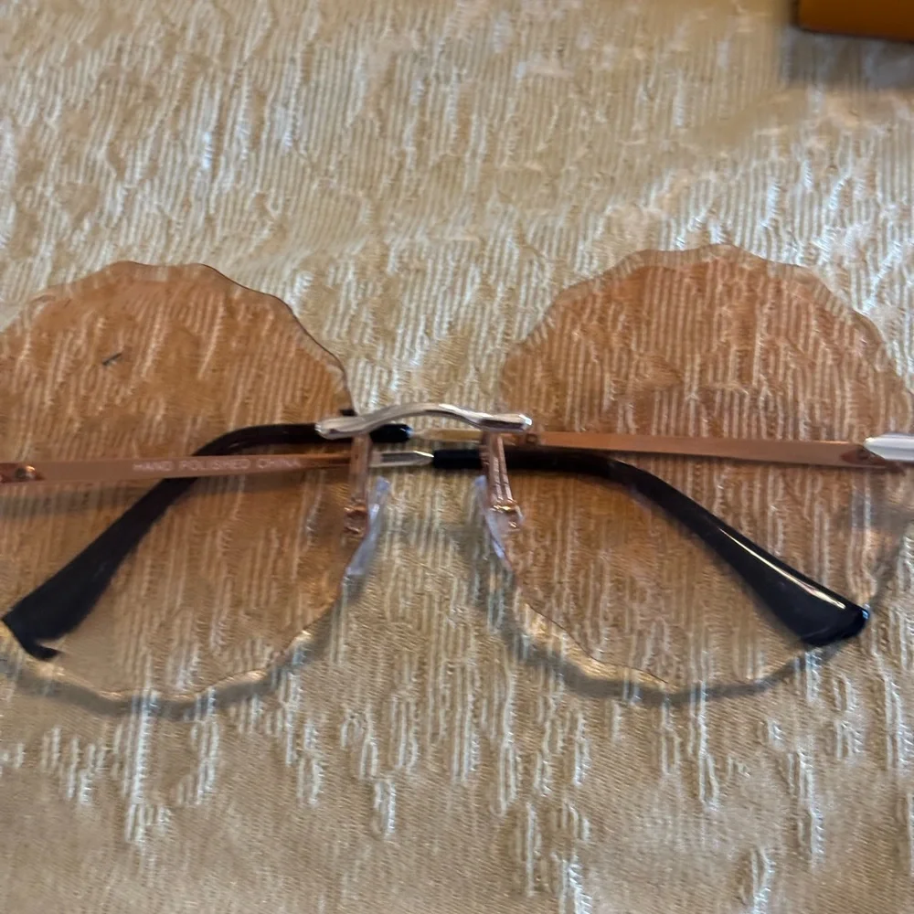 Stylish Pink Tinted Sunglasses - Picture 2 of 7